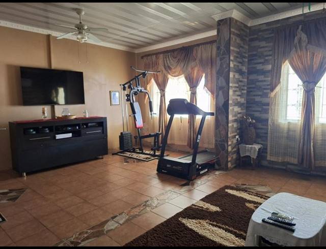 4 BEDROOM HOUSE FOR SALE IN CRAIGIEBURN